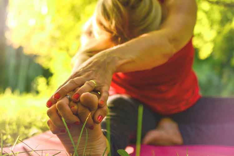 머리숙이고-다리늟리는-요가자세