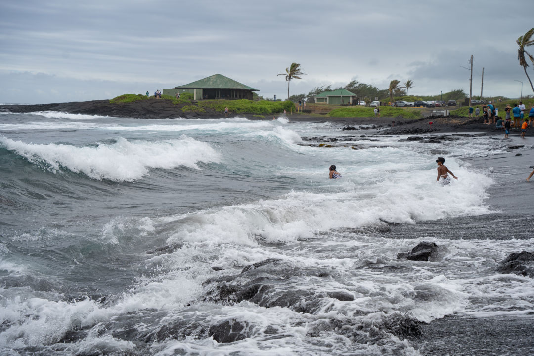 푸날루우 블랙 샌드 비치 파도