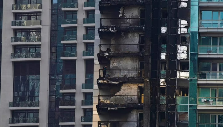 세계 최고층 버즈 칼리파 인근 35층짜리 두바이 아파트 전소 VIDEO: Fire breaks out in 35-storey building in Dubai