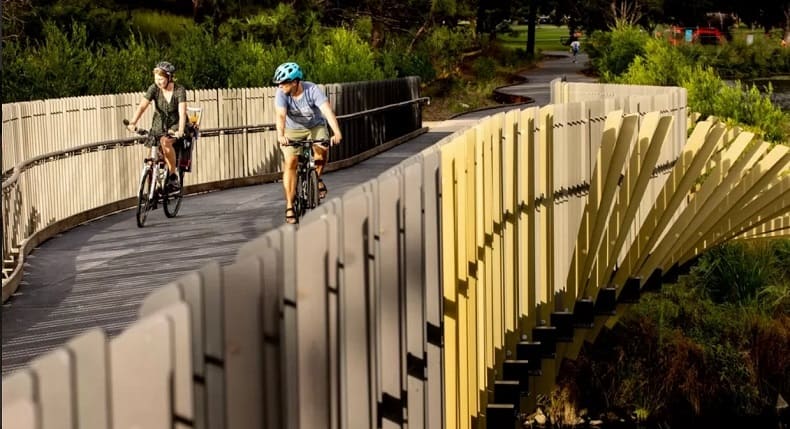 뱀장어의 모양의 시드니 센테니얼 파크랜드 다리 Centennial Parklands Bridge in Sydney