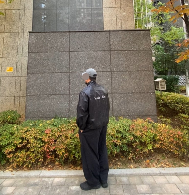 데일리룩('25. 11. 7.)윅 wick 스톤워시드 볼캡, 마뗑킴 MATINKIM 코팅점퍼 바람막이 블랙, 나이키 트레이닝 벌룬 팬츠, 뉴발란스 스니커즈 410V5 트레일 올블랙