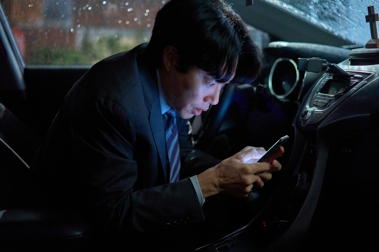 믿음과 광기 사이를 오가는 성민찬(류준열)