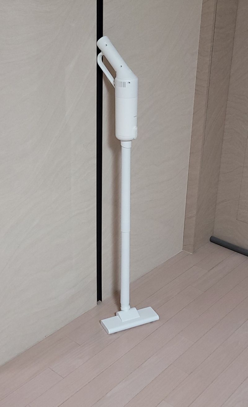 인테리어를 해치지 않고 좁은 틈새에 슬림하게 세워둘 수 있는 본체 사진