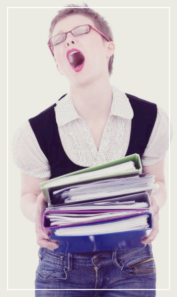 책을 들고 아파하는 여자