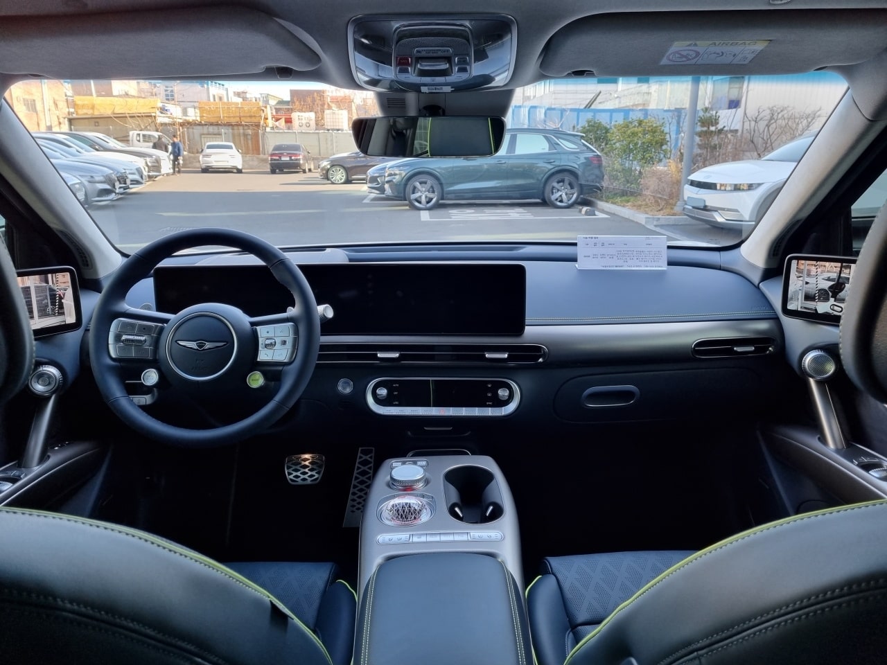 GV60 퍼포먼스 실내를 촬영한 사진입니다.