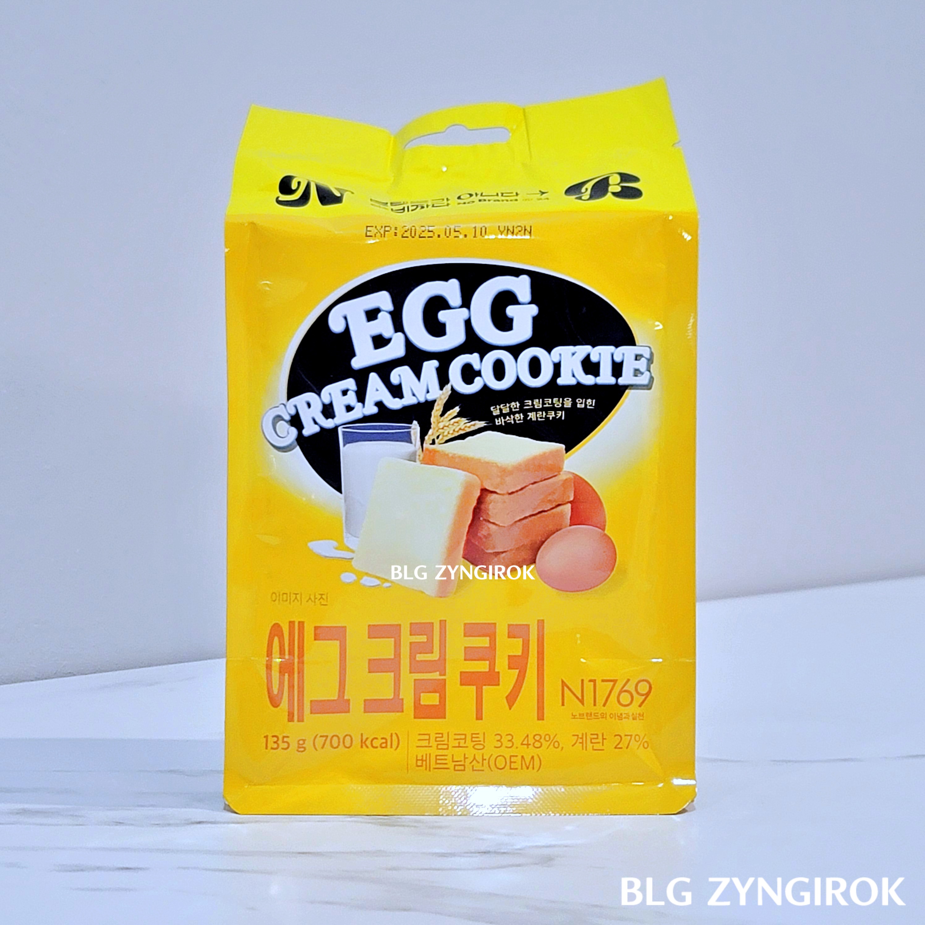 노브랜드 에그크림쿠키 한봉지가 테이블 위에 놓여있다.