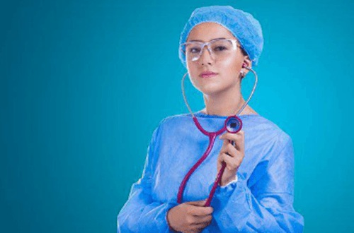 하늘색 배경에 이쁜 간호사가 안경을 끼고 청진기를 만지고 있는 사진