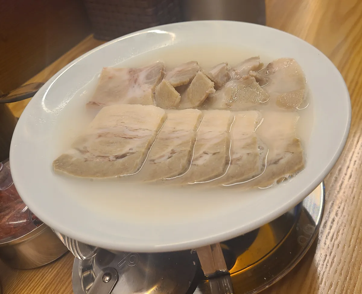 장암역-돈수백식당-돈수백정식의-수육이-뜨거운물에-끊고있음