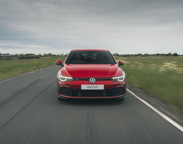 폭스바겐 GTI전면부 도로위에 달리는 디자인