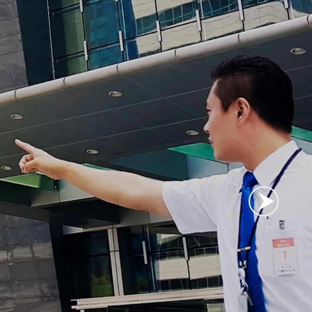 에스텍 직원이 왼쪽 방향을 가리키고 있다