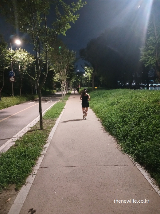 저녁 산책로에서 혼자 슬로우 조깅하는 모습