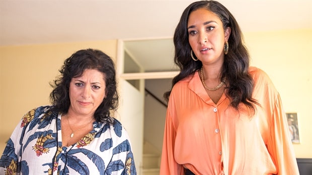 두 여성이 뭔가를 모는 모습