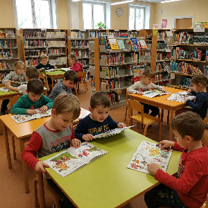 도서관에서 책 읽는 아이들 사진