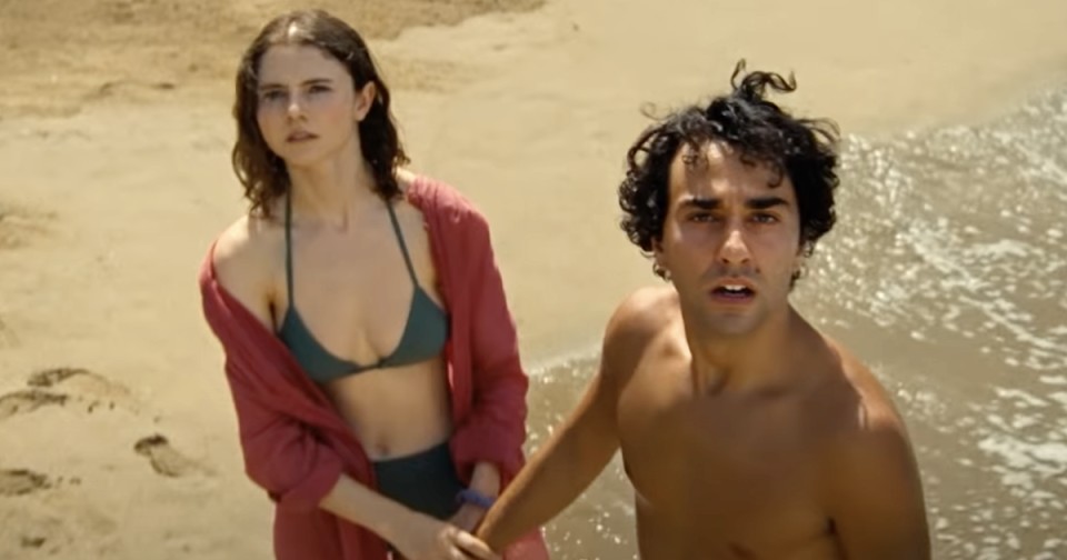 남매가 서로 뭔가를 바라보고 있는 모습