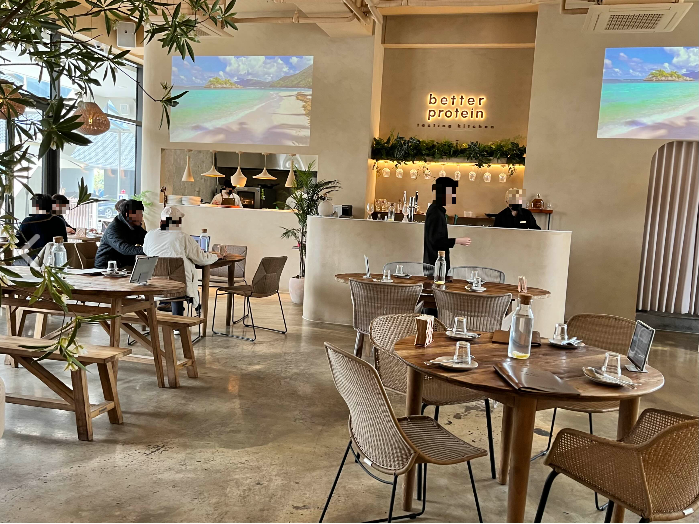 테이블&amp;#44; 의자 그리고 분위기 모두 동남아 휴양지