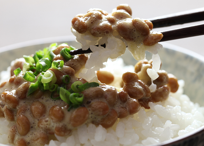 젓가락으로 밥과 낫또를 집고있다