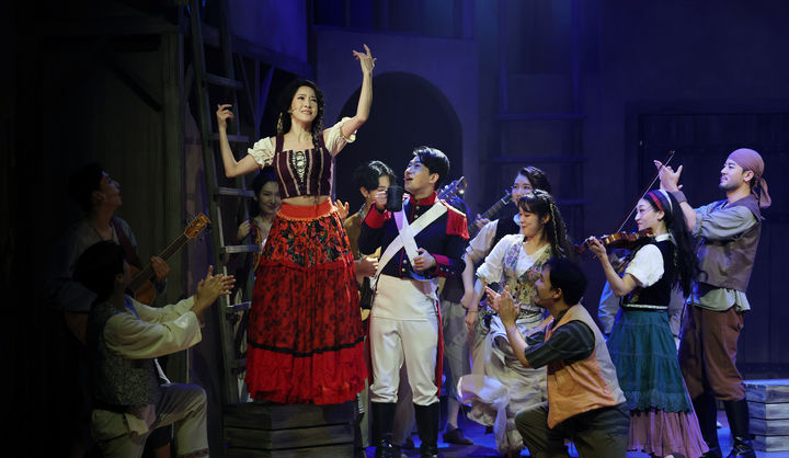 조로 액터뮤지션 줄거리 이네즈의 등장