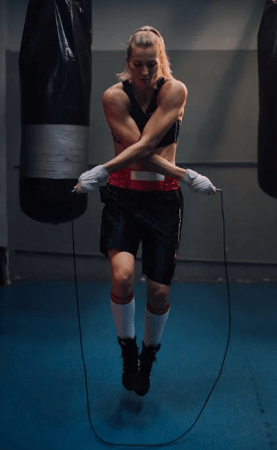 무릎 부상이 심한 줄넘기를 하는 여자. 줄넘기 대신 제안하는 다른 다이어트.