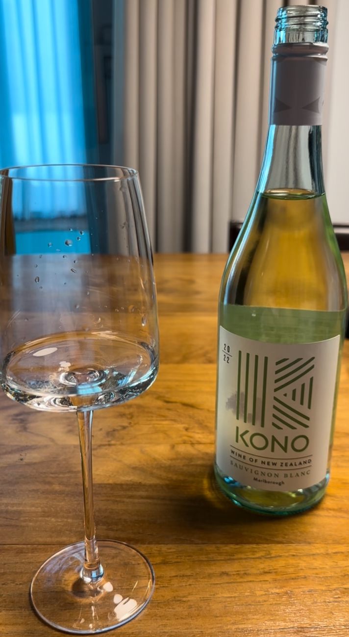 자주에서산 와인잔과 화이트와인