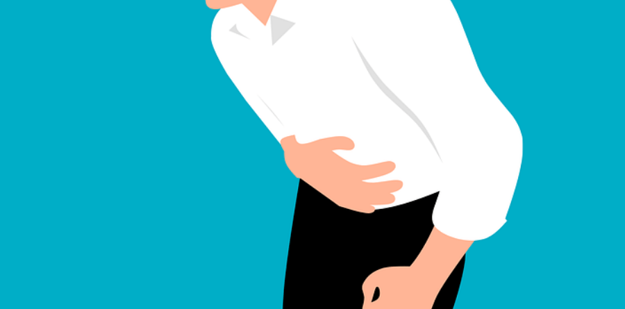 배가 아파 허리를 숙이고 있다