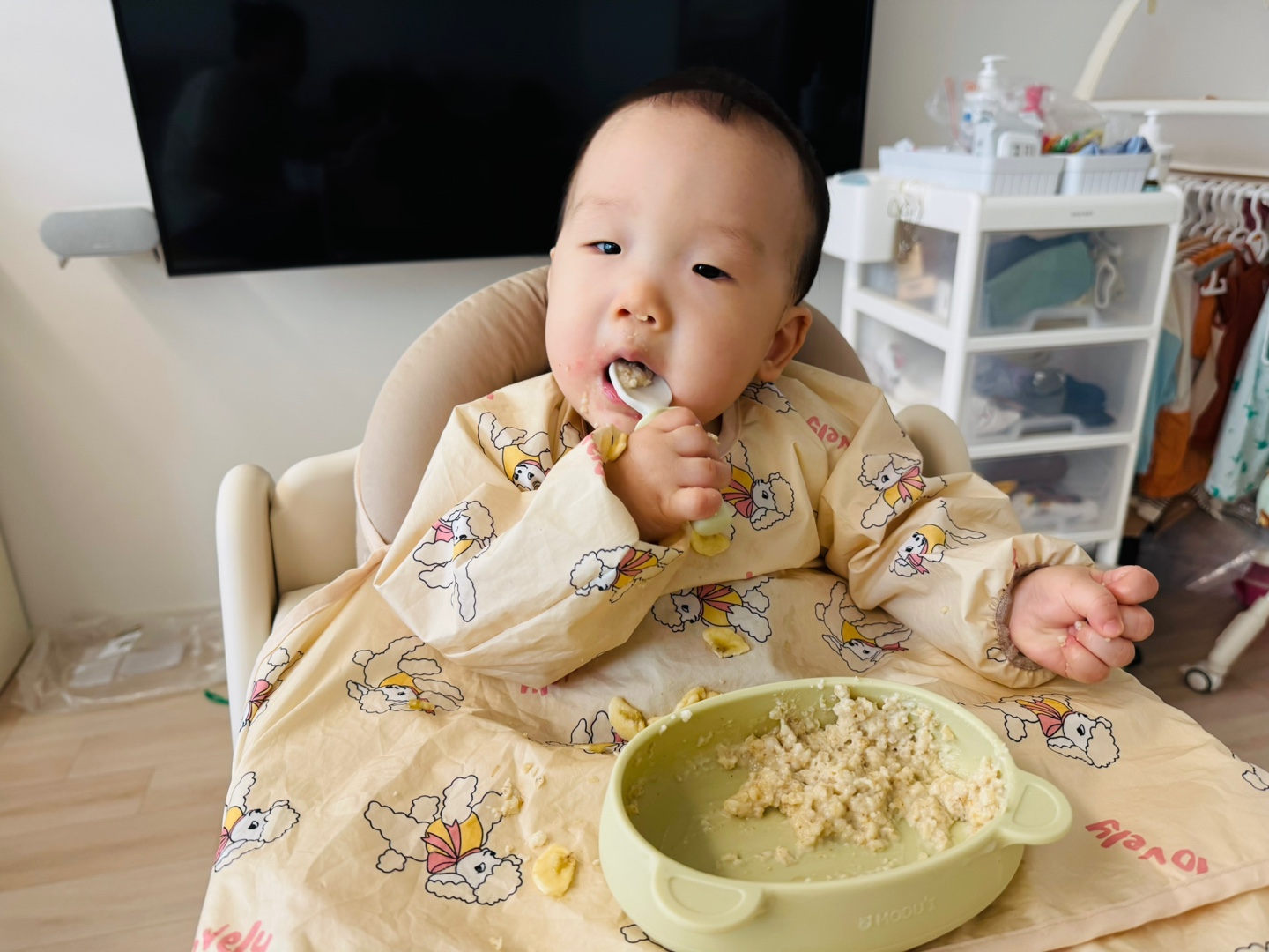 오트밀포리지를 떠먹으며 진지한 표정을 짓는 찬솔이의 아침 이유식 시간