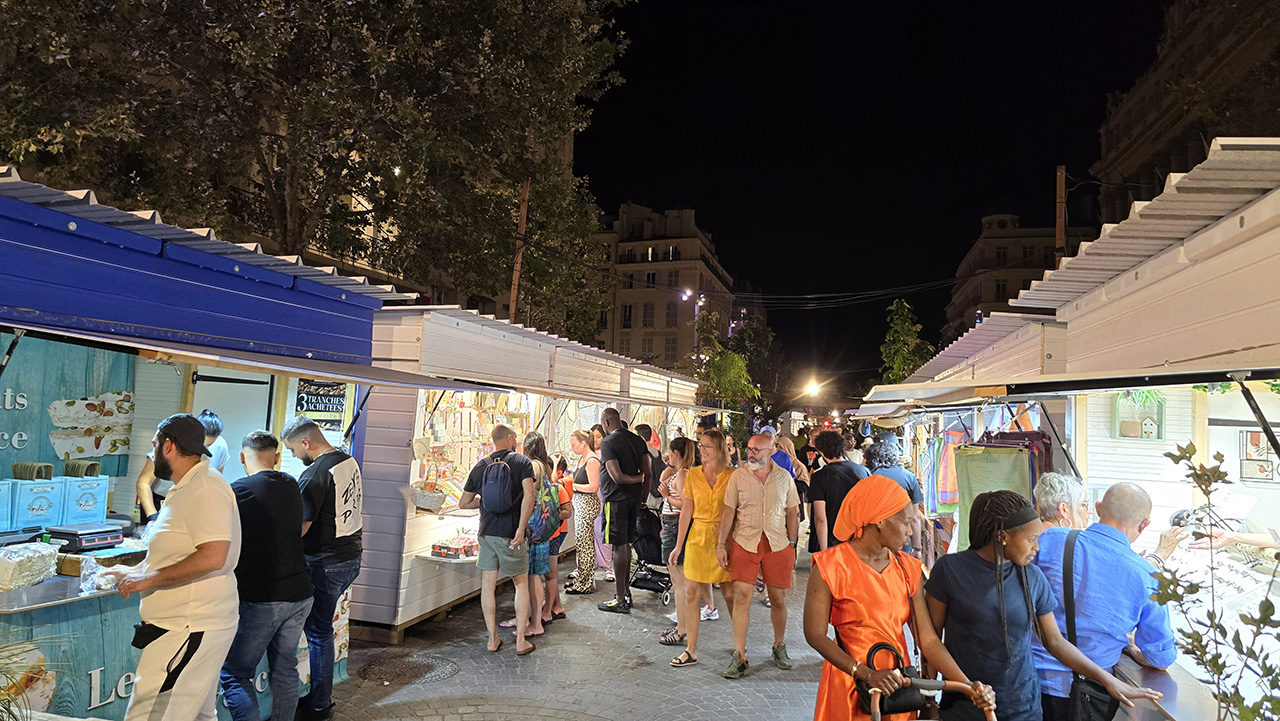 마르세유의 밤거리 상점