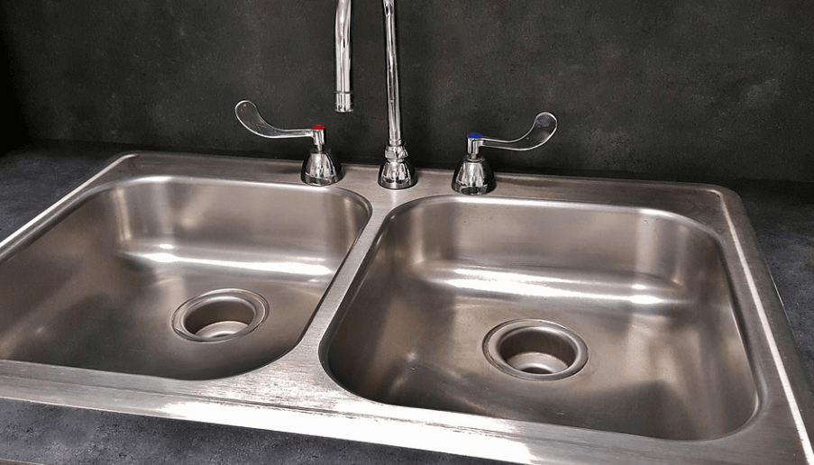 철로 만들어진 싱크대 모습