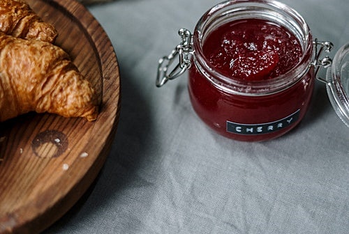 2. 견과류 많이 먹기