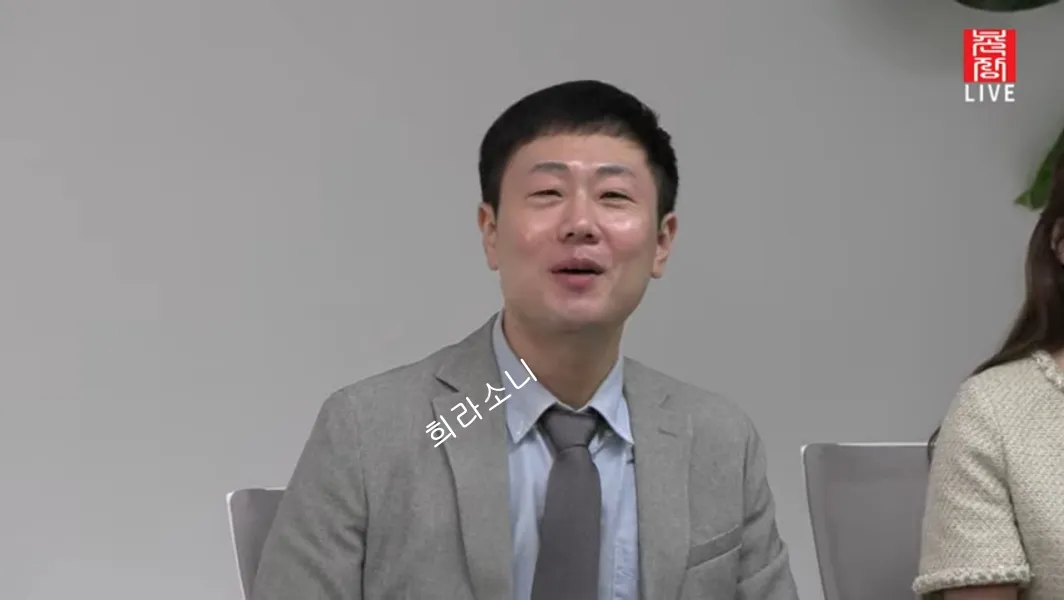 이식한 모발이 많이 자라난 모습으로 나타난 광수.