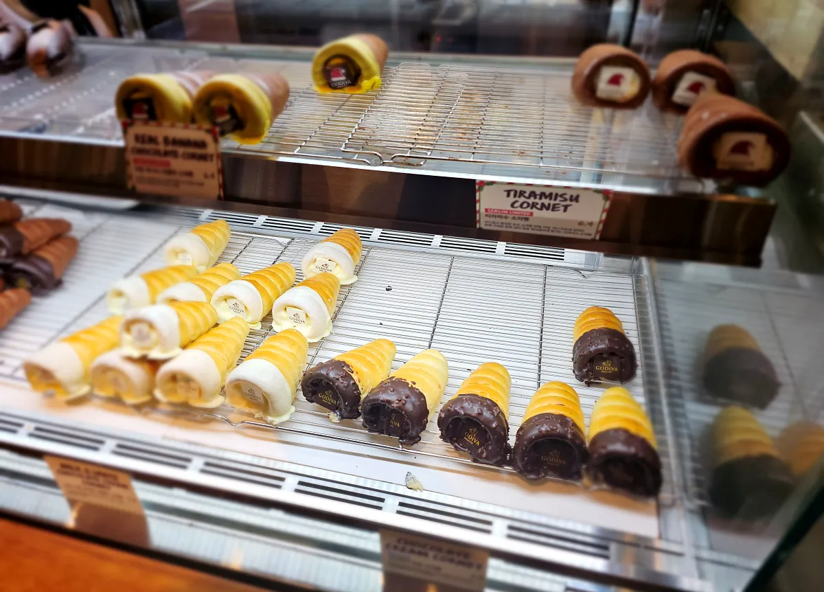 여의도-더현대서울-백화점-고디바베이커리-진열빵-소라빵