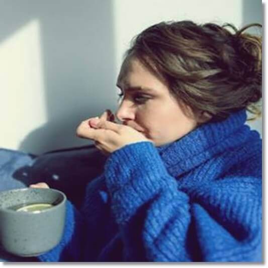 우울증 약 복용하는 여성