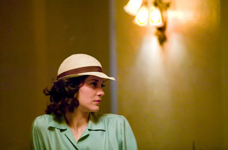 둥근 모자를 쓰고 있는 프리쳇