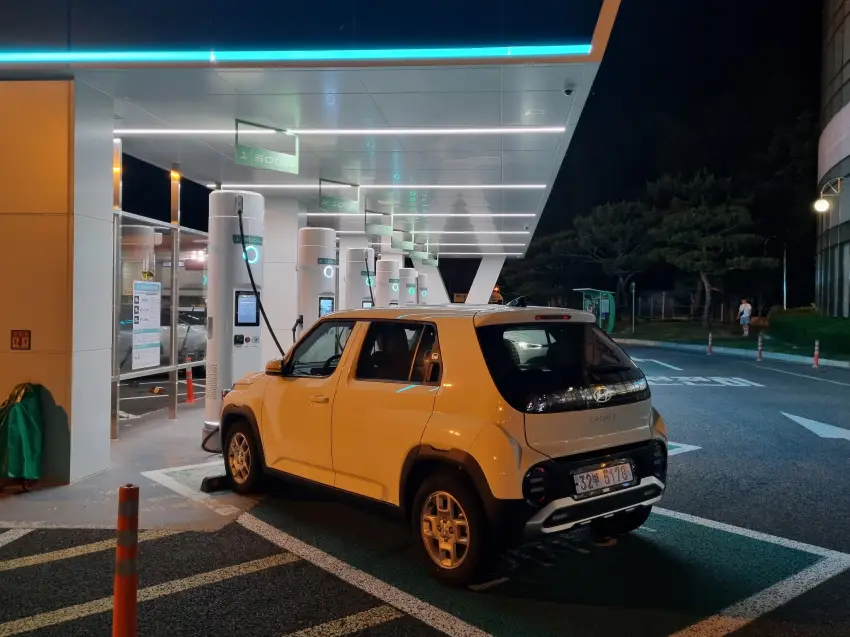 청도 새마을휴게소에서 급속 충전하던 모습입니다.