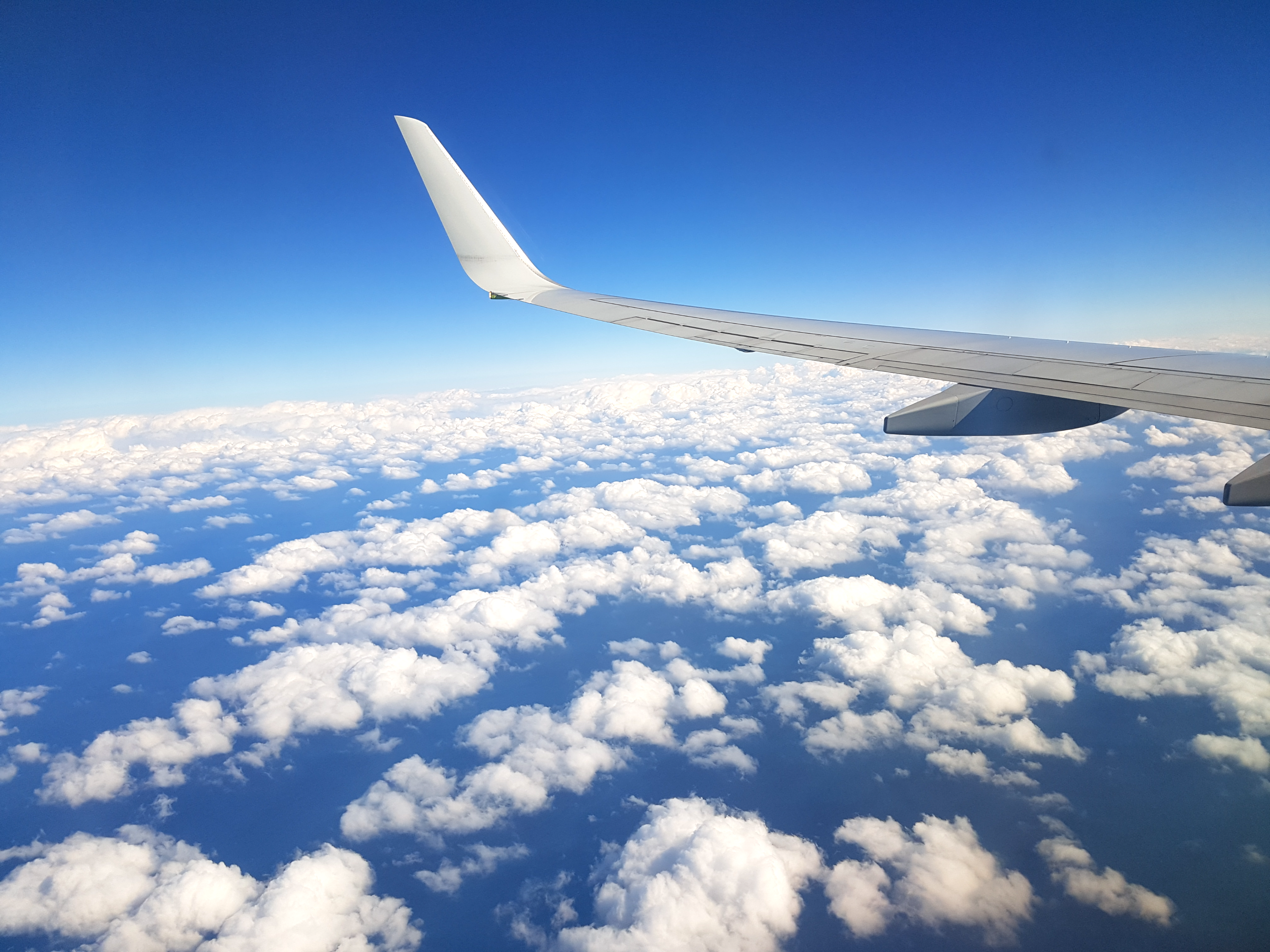 비행기 안에서 본 하늘과 구름