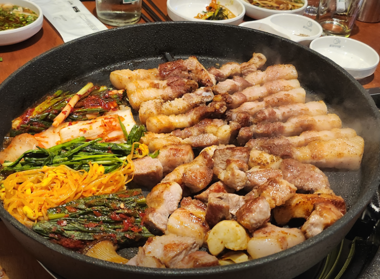 신중동 맛집 "꽃돼지식당 부천신중동점" 음식