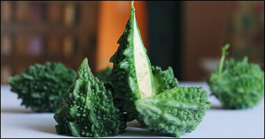 여주가 테이블 위에 놓여있는 모습