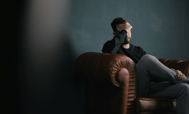 출처:unsplash,스트레스 받은 남자 사진