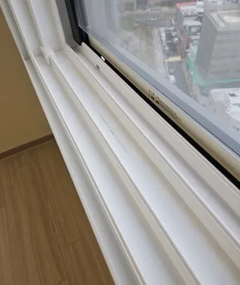 창틀 먼지 진공청소기 솔브러시와 물티슈로 닦는 순서_19