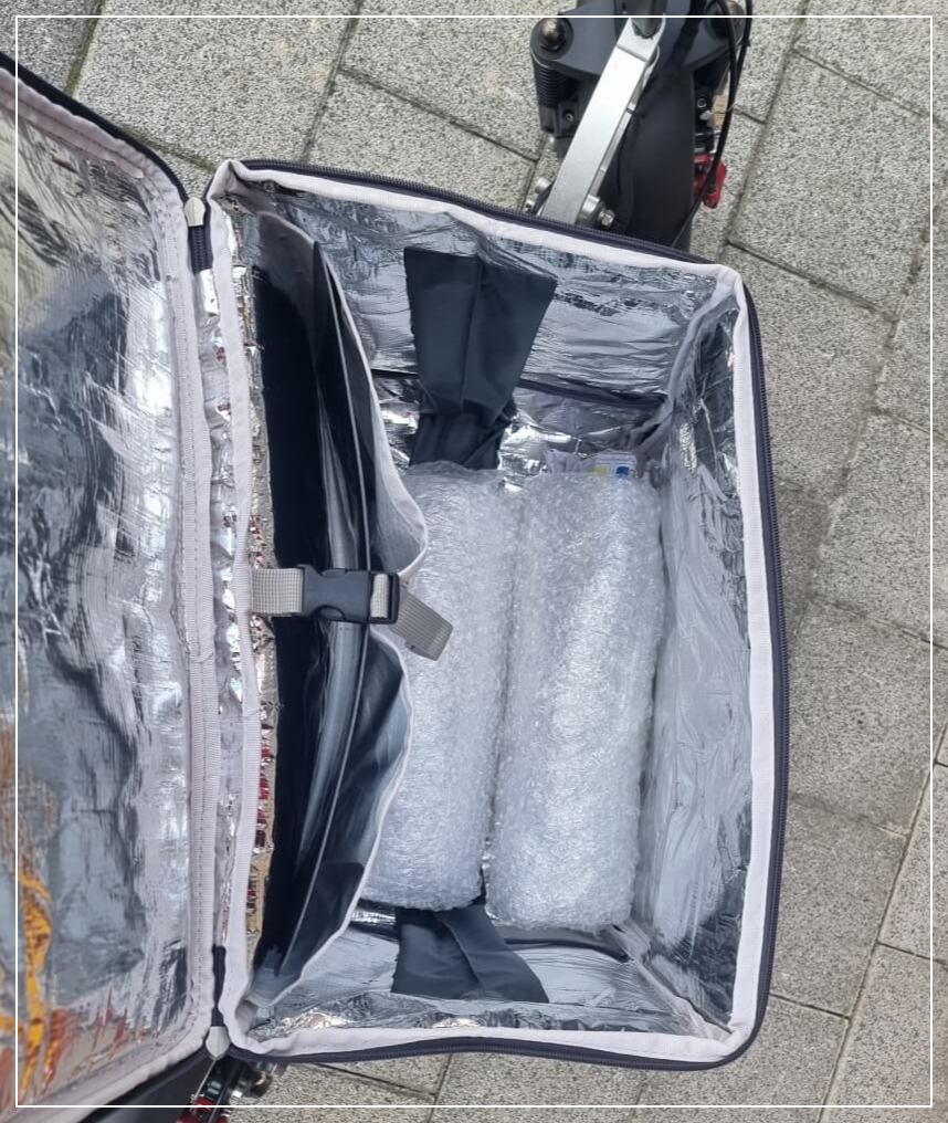 배민 가방 내부 뽁뽁이로 음식물 고정하고 있음