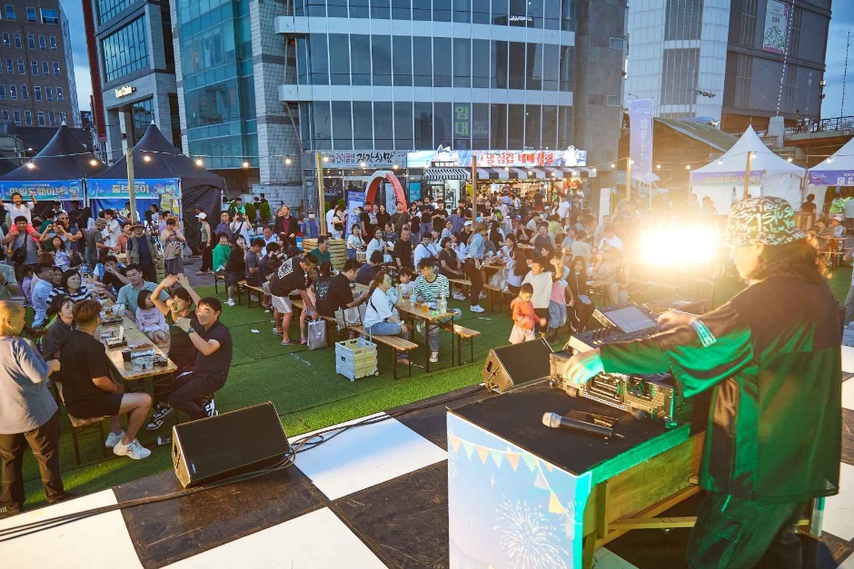 부산 유라리 건맥축제에서 공연을 관람하며 먹거리를 즐기는 사람들