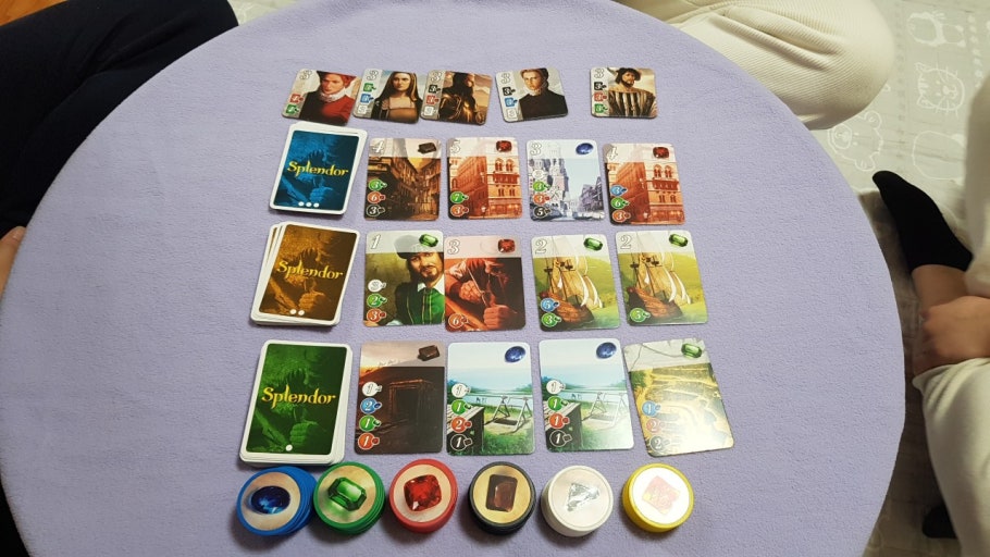 플레이어들이 스플렌더 보드게임을 즐기며 전략적으로 보석을 교환하는 모습