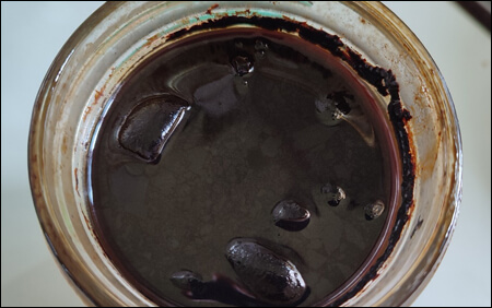 손질된 과육이 들어간 7년 된 매실청