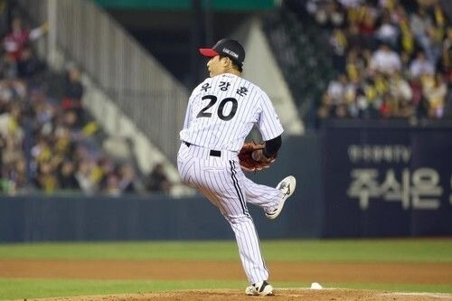 우강훈, LG 우강훈, 우강훈 야구선수, LG 트윈스, 염경엽, 우강훈 홀드, 우강훈 트레이드, 우강훈 롯데, 손호영 트레이드, 사이드암 강속구, 뱀직구, 우강훈 제구, LG 필승조, KBO 리그, 프로야구 순위, 유영찬, 김진성, 함덕주, 잠실야구장, LG 트윈스 우승 저력