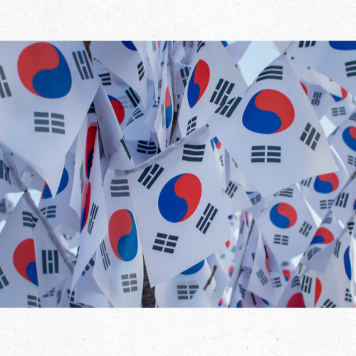 현관 옆 벽면 게양