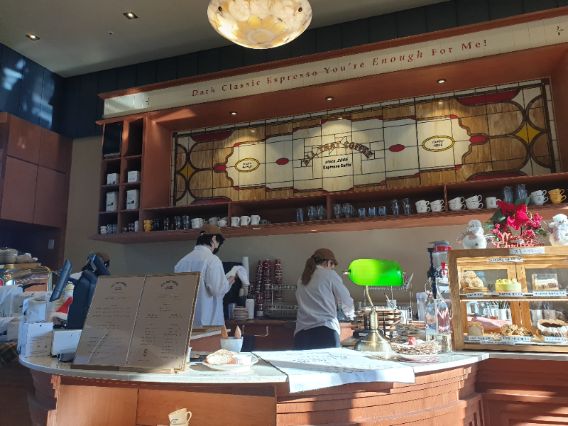 올댓 커피 내부. 안쪽 바리스트들이 일하고 있다.