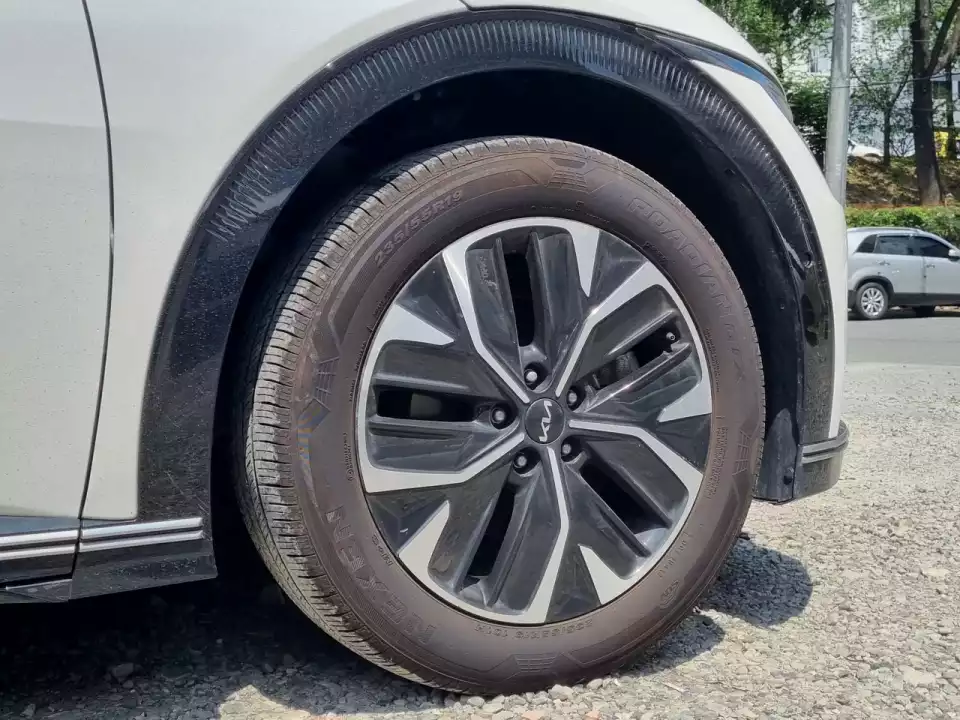 당시 EV6에 꽂혔던 19인치 타이어입니다.