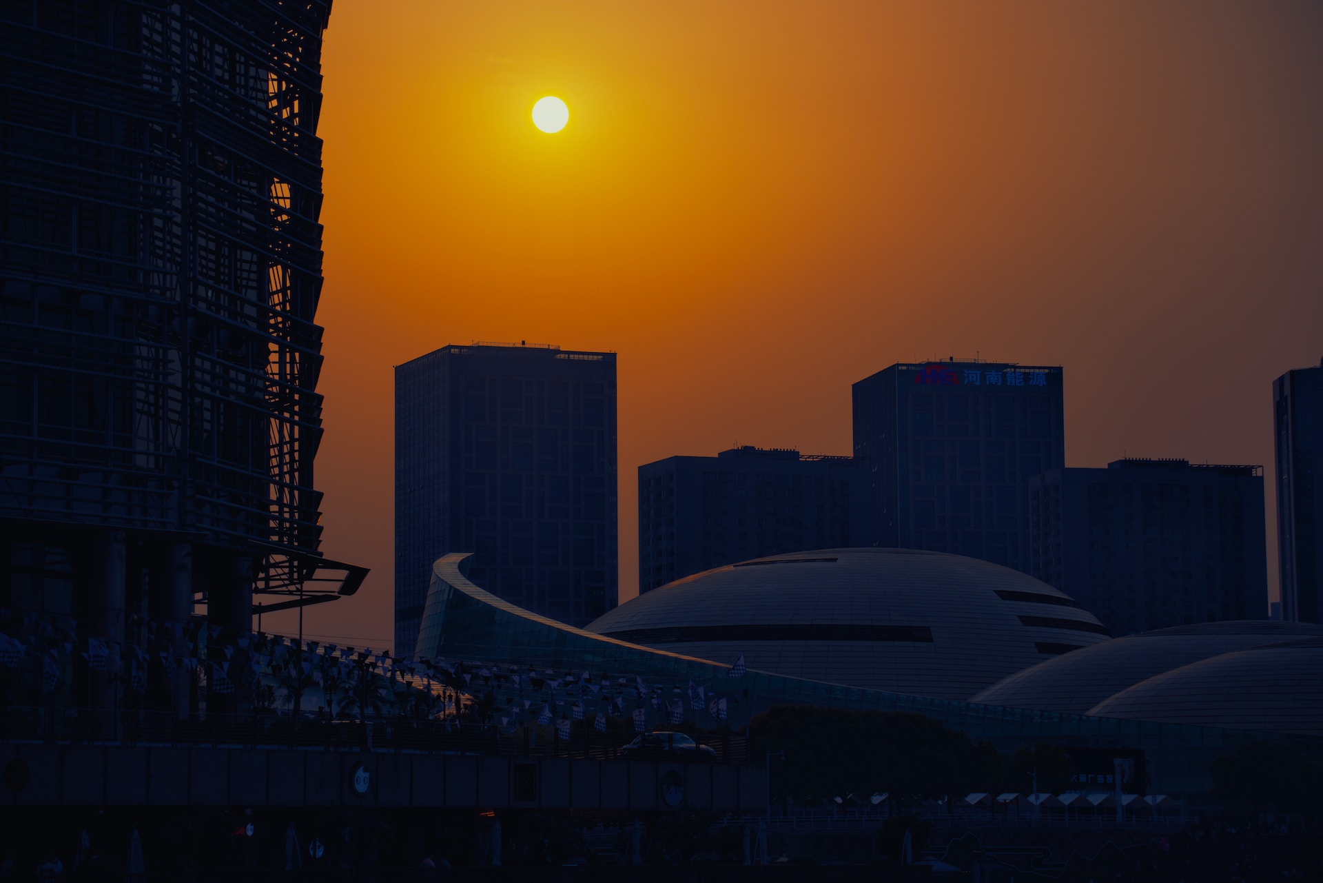 친환경적 생활 방식을 적용함으로써 이러한 목표를 달성할 수 있습니다. 또한 사회적인 지원과 정치적인 조치도 필요합니다. 우리의 선택을 통해 우리의 미래를 위한 환경을 보호하고 지속 가능한