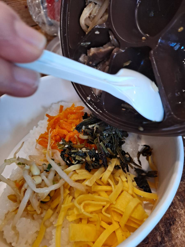 편의점 비빔밥 재료들 붓다