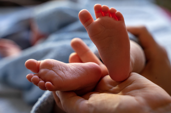 아기 발과 부모 손 감동적인 순간 신생아 이미지