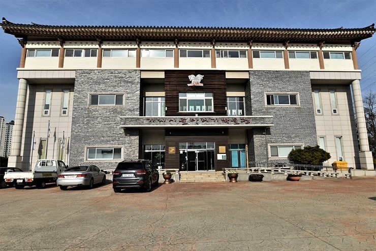 당진 기지시줄다리기박물관 외관 전경과 주차장 모습